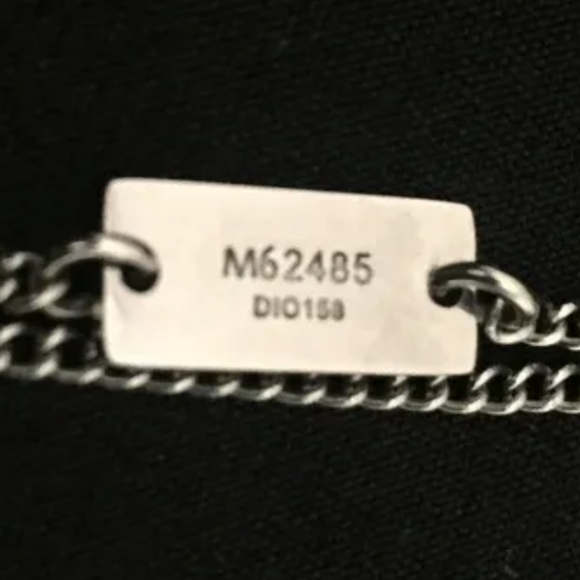 LOIUS VUITTON Lv PLATE SILVERTONE NECKLACE - Picture 11 of 12